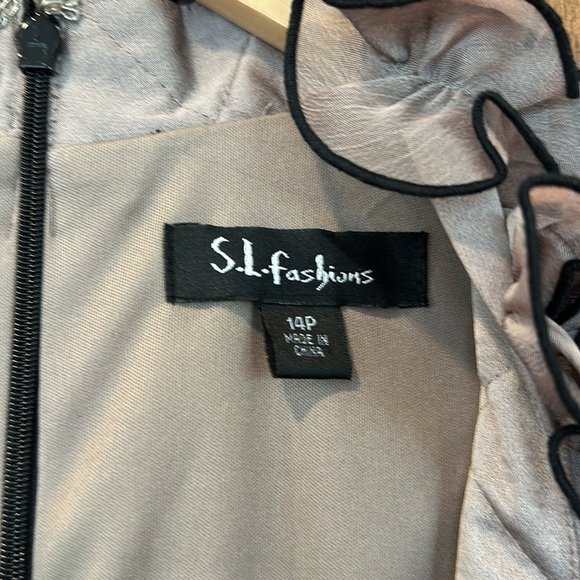 S.L. Fashions Dress - Picture 4 of 6